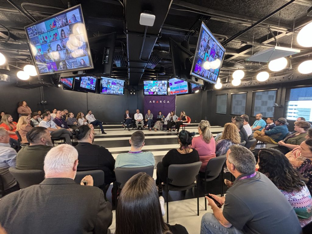 Leaders and innovators engaged in a candid Oasis Connections session at Abarca Health’s Oasis Santurce campus