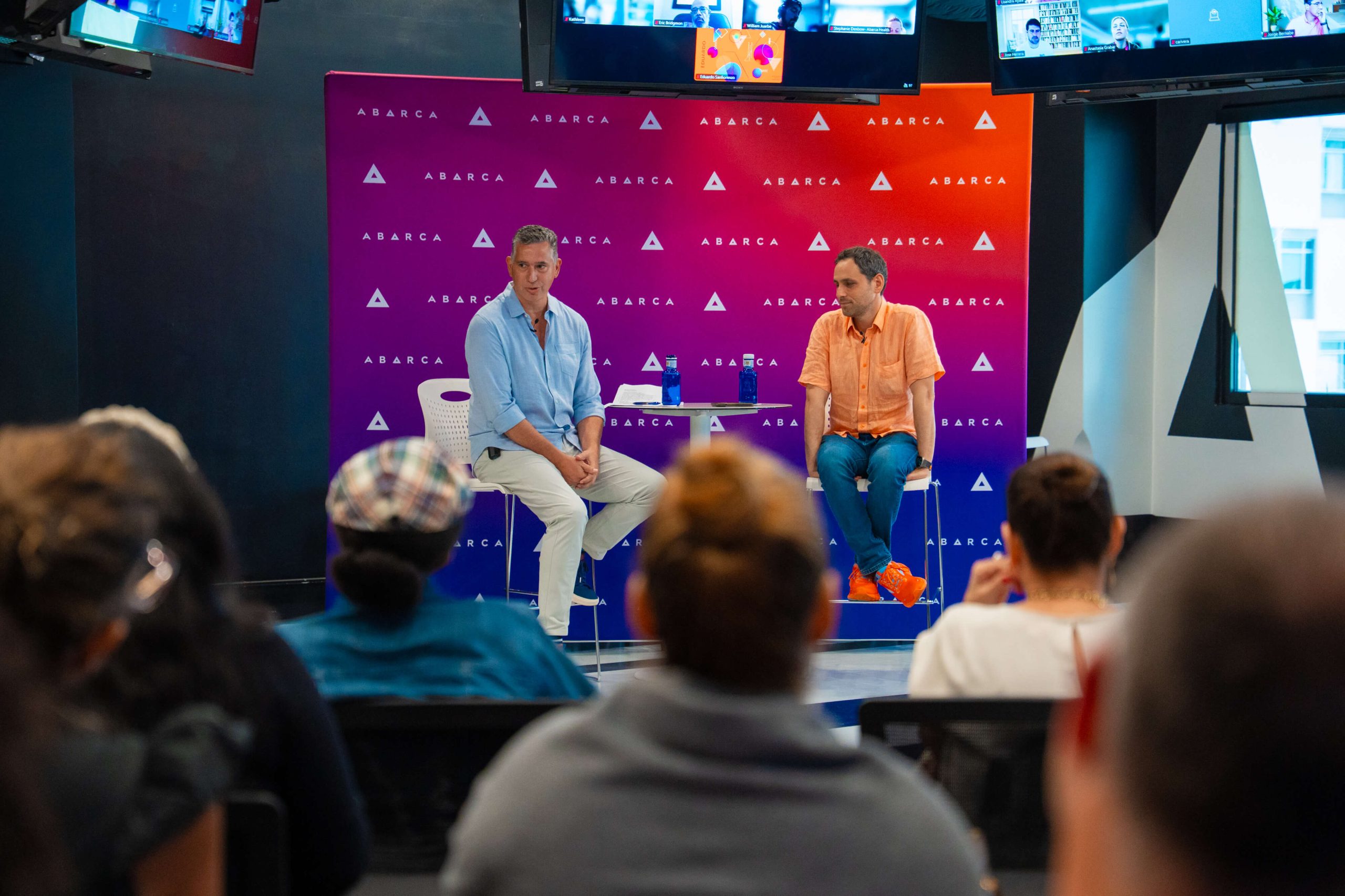 Jason Borschow and Paco Suárez in conversation in front of Oasis audience